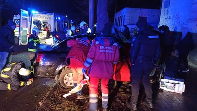 ДТП у Черкасах: авто в'їхало в дерево, троє людей у лікарні
