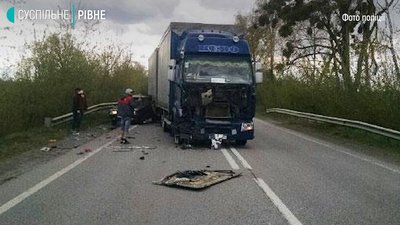 Зіткнення із вантажівкою: у ДТП на Рівненщині загинув водій легковика