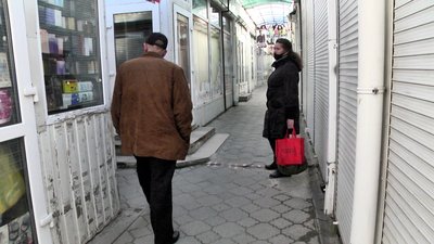 У Херсоні працівники торгівлі мітингували проти заборони працювати непродовольчим ринкам У Херсоні працівники торгівлі мітингували проти заборони працювати непродовольчим ринкам