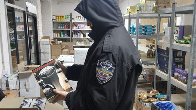 У двох підпільних цехах у Житомирі виготовляли алкоголь, який маскували під відомі бренди У двох підпільних цехах у Житомирі виготовляли алкоголь, який маскували під відомі бренди