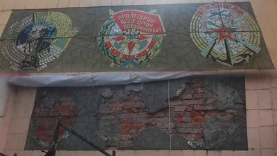 У центрі Новгорода-Сіверського демонтували мозаїчну радянську символіку