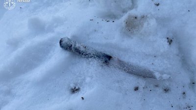 Ніж у снігу