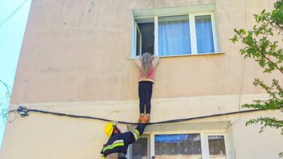 В Одеській області врятували дівчинку, яка ледь не зірвалась з другого поверху