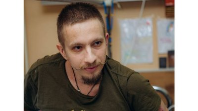 "Поки евак їхав, я лежав і молився". Історія бійця з Дніпропетровщини, який лікується у Франківську