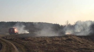 На Рівненщині штрафували селян, які палили суху траву На Рівненщині штрафували селян, які палили суху траву