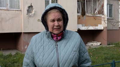 У Чернігові 18 багатоповерхівок, які постраждали від обстрілів росіян, досі стоять без вікон У Чернігові 18 багатоповерхівок, які постраждали від обстрілів росіян, досі стоять без вікон