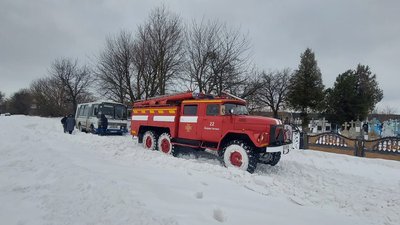 У снігових заметах на Волині застрягли швидка і рейсовий автобус У снігових заметах на Волині застрягли швидка і рейсовий автобус