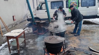 Тернопільські волонтери готують військовим вареники та колядують Тернопільські волонтери готують військовим вареники та колядують