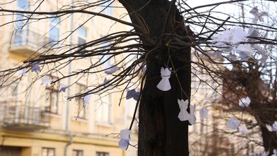 "Не кожен приходить на заходи, але добре, щоб кожен пам’ятав". Як у Чернівцях вшановують пам'ять Героїв Небесної Сотні "Не кожен приходить на заходи, але добре, щоб кожен пам’ятав". Як у Чернівцях вшановують пам'ять Героїв Небесної Сотні