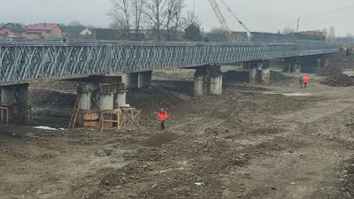 На Закарпатті на модульному мосту, який облаштували через річку Тересва, провели тестовий заїзд спецтранспорту На Закарпатті на модульному мосту, який облаштували через річку Тересва, провели тестовий заїзд спецтранспорту