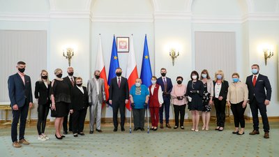 Президент Польщі Анджей Дуда вручив медаль "Virtus et Fraternitas" прикарпатцю Петру Грудзевичу Президент Польщі Анджей Дуда вручив медаль "Virtus et Fraternitas" прикарпатцю Петру Грудзевичу