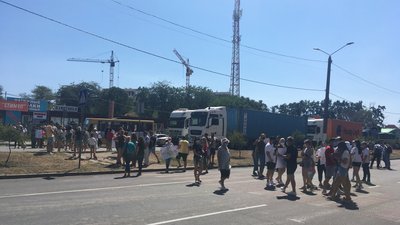 В Одесі люди перекрили дорогу