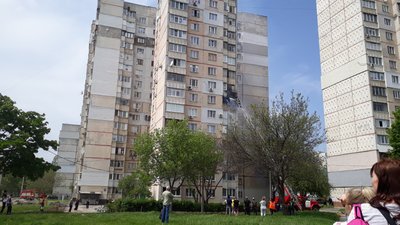 Пожежа у 16-поверхівці: харківські рятувальники евакуювали 25 людей Пожежа у 16-поверхівці: харківські рятувальники евакуювали 25 людей