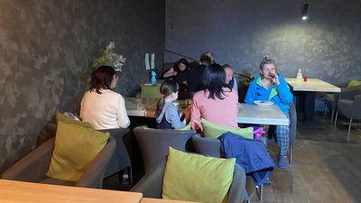 У Полтаві працівники харківського ресторану безплатно годують переселенців У Полтаві працівники харківського ресторану безплатно годують переселенців
