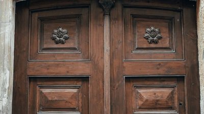 У Львові відреставрували історичну браму із сосни У Львові відреставрували історичну браму із сосни