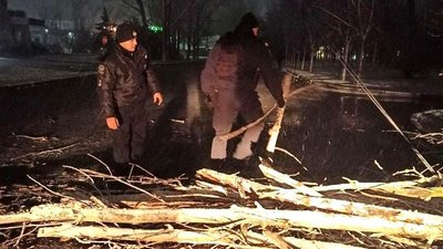 На Херсонщині рятувальники та поліція ліквідовують наслідки негоди На Херсонщині рятувальники та поліція ліквідовують наслідки негоди