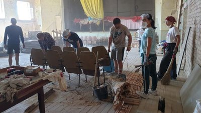 На Кіровоградщині відбувся другий заїзд волонтерів, які приїхали ремонтувати будинок культури