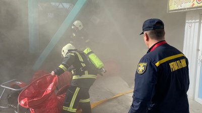 У Рівному димить центральний продуктовий ринок. Врятували чоловіка