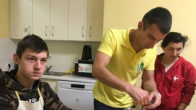 У Тернополі волонтери виготовляють окопні свічки для ЗСУ У Тернополі волонтери виготовляють окопні свічки для ЗСУ
