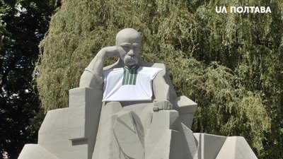 У Полтаві до Дня вишиванки одягнули пам’ятник Тарасу Шевченко У Полтаві до Дня вишиванки одягнули пам’ятник Тарасу Шевченко