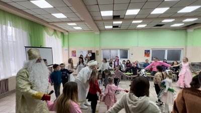 Дарують подарунки. У Миколаєві волонтери організували свято для дітей-переселенців
