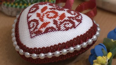 Сердечко з вишивкою, виготовили тернопільські бібліотекарі Сердечко з вишивкою, виготовили тернопільські бібліотекарі