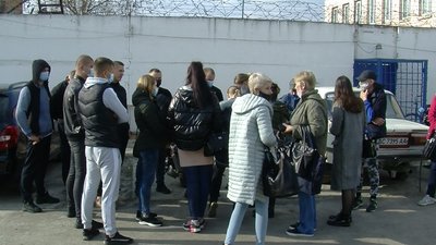 Батьки засуджених влаштували акцію протесту під колонією на Волині. Що вимагали Батьки засуджених влаштували акцію протесту під колонією на Волині. Що вимагали