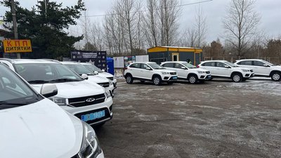 Американська ведуча й письменниця Мітці Пердью передала для поліції Київщини 8 автомобілів