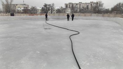 "Безкоштовно, ковзани потрібно приносити свої". У Сєвєродонецьку готують ковзанку до відкриття