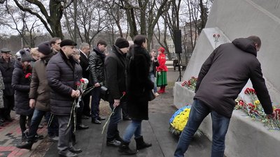 Полтава відзначила День Соборності покладанням квітів Полтава відзначила День Соборності покладанням квітів