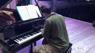 "Ніколи не думав, що буду співати у філармонії", — стрілець-санітар "Ніколи не думав, що буду співати у філармонії", — стрілець-санітар
