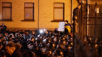 Під будівлею Офісу президента сталася сутичка. У чому справа Під будівлею Офісу президента сталася сутичка. У чому справа
