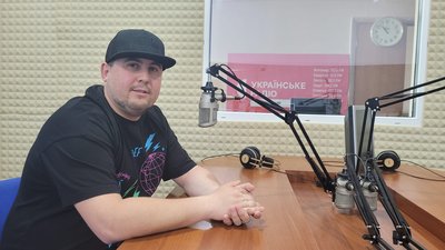 Вчитель географії Максим Дєньгін в студії Українського радіо Житомир Вчитель географії Максим Дєньгін в студії Українського радіо Житомир