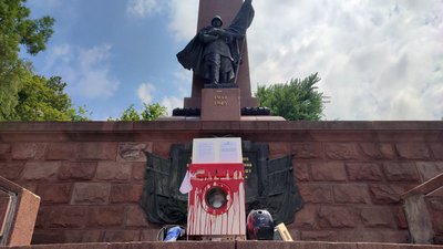 У Чернівцях художник створив артоб'єкт біля радянського монумента на Соборній площі