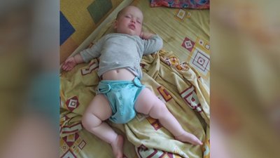 Дитина в підгузках із натуральної тканини Дитина в підгузках із натуральної тканини