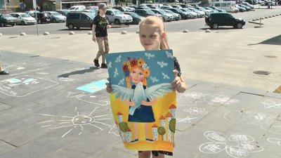 На фото одна з авторок ескізу марки — десятирічна Вероніка Іванцова. У руках дівчини її оригінальний малюнок, з яким вона брала участь в конкурсі. На фото одна з авторок ескізу марки — десятирічна Вероніка Іванцова. У руках дівчини її оригінальний малюнок, з яким вона брала участь в конкурсі.