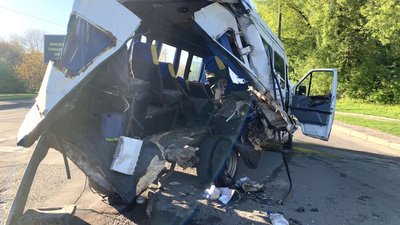 У Рівному зіткнулись чотири авто, серед них вантажівка і маршрутка. Семеро травмованих У Рівному зіткнулись чотири авто, серед них вантажівка і маршрутка. Семеро травмованих