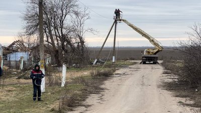 Майже десять місяців без електрики. Як відновлюють електропостачання в селі на Миколаївщині