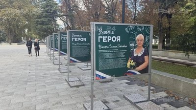 У Сімферополі окупанти показали портрети вчителів, чиї учні воюють проти України