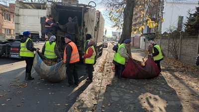 Хто, як та за скільки вивозить опале листя з луцьких дворів і доріг Хто, як та за скільки вивозить опале листя з луцьких дворів і доріг
