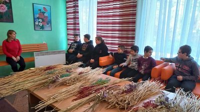 У громаді на Житомирщині школярів навчають робити дідухів У громаді на Житомирщині школярів навчають робити дідухів
