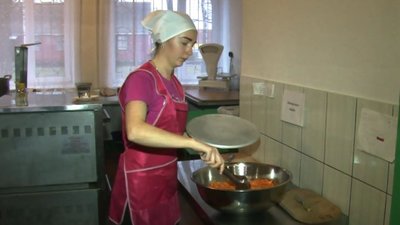 У Луцьку батьки 13-ї школи не пустили дітей на навчання У Луцьку батьки 13-ї школи не пустили дітей на навчання