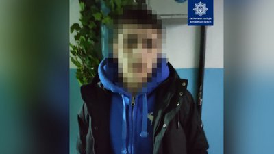 У Житомирі патрульні затримали чоловіка, який вночі ймовірно побив та пограбував перехожого
