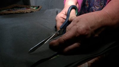 Ходять як на роботу: у селищі Холми, що на Чернігівщині, жінки плетуть маскувальні сітки для військових Ходять як на роботу: у селищі Холми, що на Чернігівщині, жінки плетуть маскувальні сітки для військових