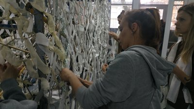 "Хочу бути корисною своїй країні": у Полтаві плетуть маскувальні сітки для воїнів "Хочу бути корисною своїй країні": у Полтаві плетуть маскувальні сітки для воїнів