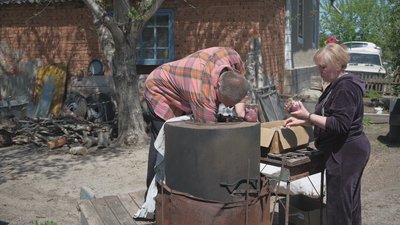2,5 тисяч банок за місяць: у селі на Вінниччині готують тушкованку для захисників 2,5 тисяч банок за місяць: у селі на Вінниччині готують тушкованку для захисників