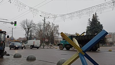 Біля міської ради Житомира прибирають протитанкові "їжаки"