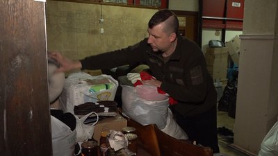 Консервацію, солодощі, ліки: черкаські волонтери передали на Схід
