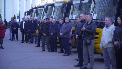 На Житомирщині територіальні громади отримали 12 шкільних автобусів На Житомирщині територіальні громади отримали 12 шкільних автобусів