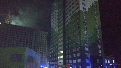 У спальному районі Одеси спалахнула багатоповерхівка: з верхніх поверхів евакуюють людей
